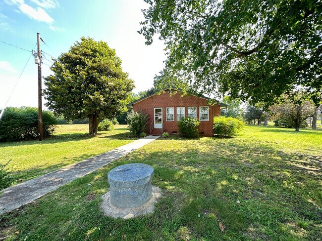 Building Photo - Fully Furnished/Inclusive 2 Bedroom/1 Bathroom Rancher For Rent