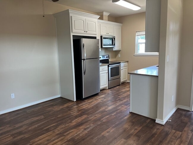 Building Photo - 1841 Caroline Ln