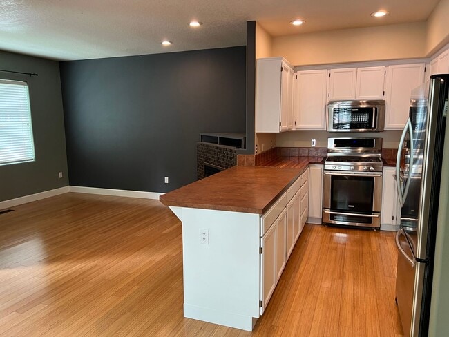 Building Photo - 2 Bed, 2 1/2 Bath townhome close to the Ri...
