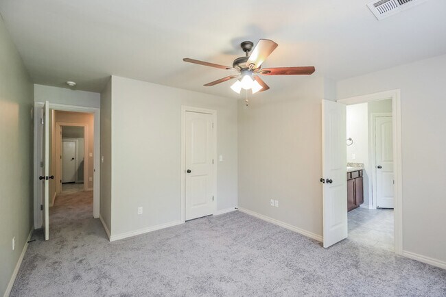 Building Photo - Beautiful Home!