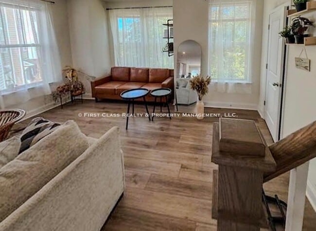 Building Photo - 338 Simeon Dr