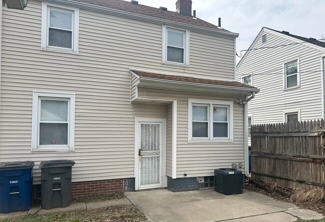 Building Photo - Three bedroom house with garage