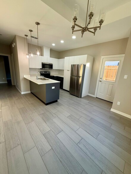 Building Photo - 1412 S Xanthia St