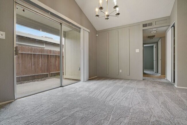 Building Photo - Beautiful duplex locate in Sacramento!