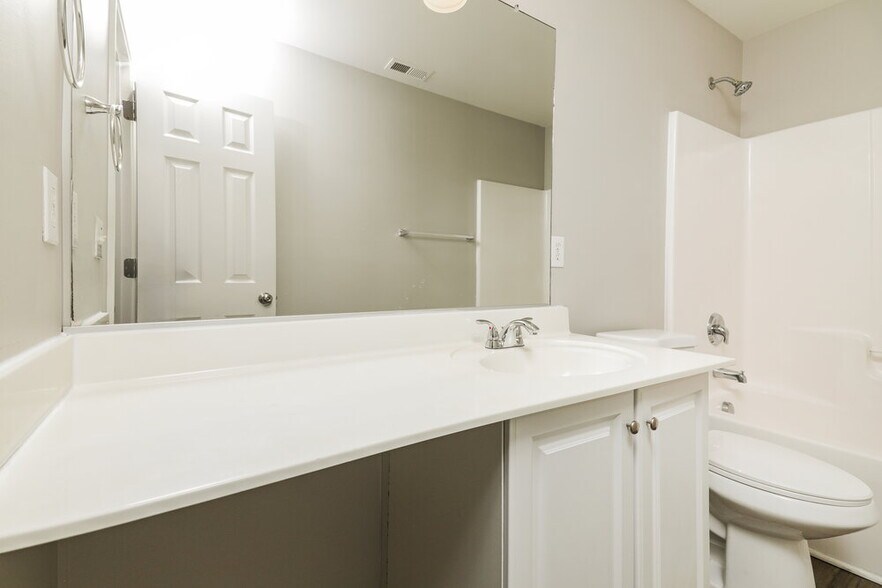 Building Photo - 1550 Pebble Ridge Dr