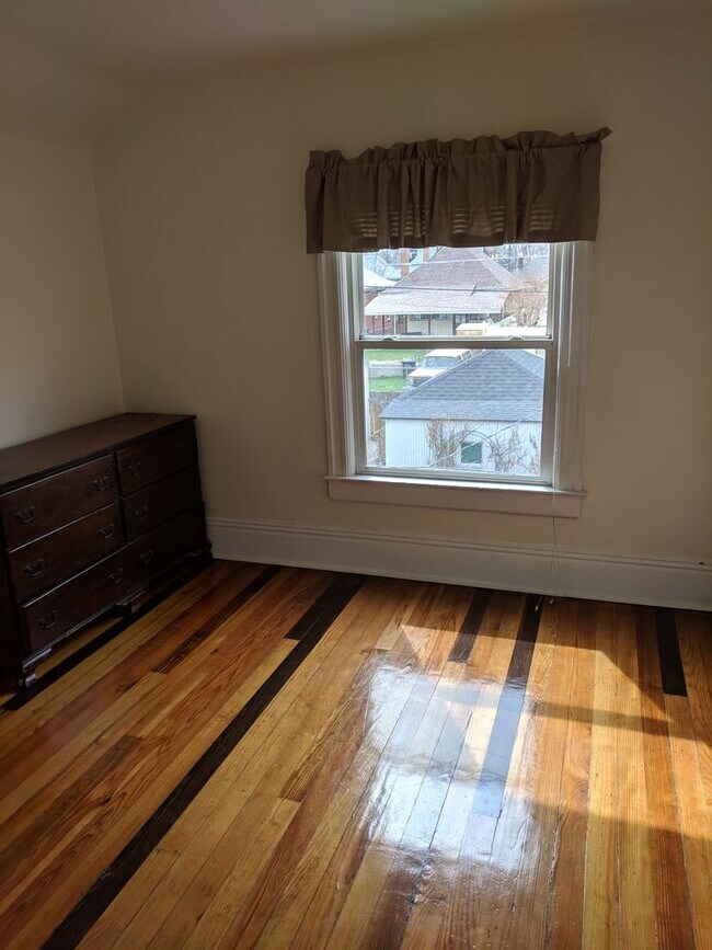 Building Photo - AWESOME 3-BDRM + GARAGE IN DESIRABLE SUNNY...