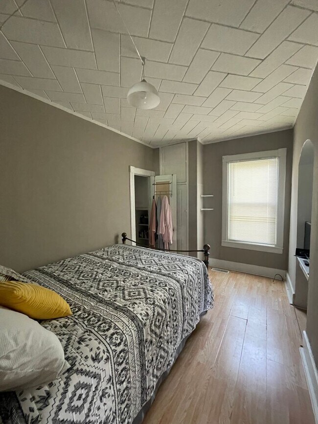 Building Photo - 606 N Court