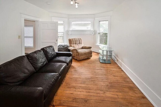 Building Photo - Inviting 4 Bed, 2 Bath in GU District!