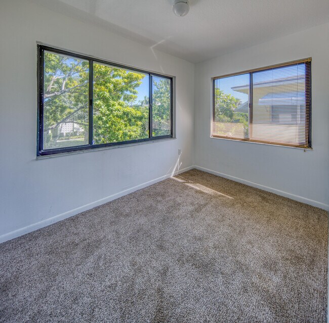 Building Photo - 111 N Lakeside Dr