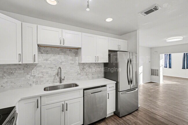 Building Photo - 1119 E McMillan St