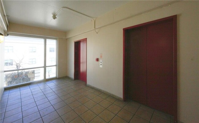 Building Photo - 711 W 26th St