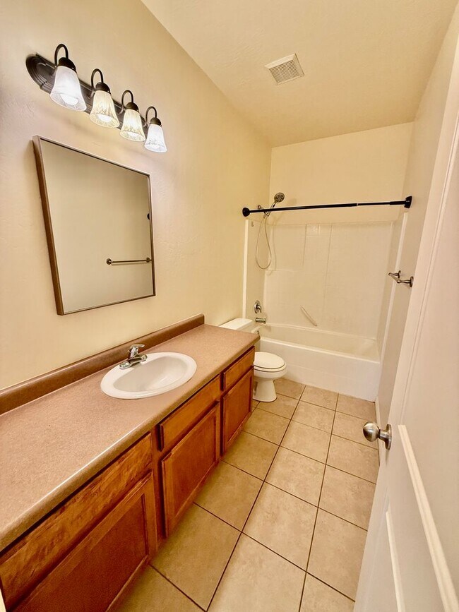 Building Photo - Spacious & Sunny Home in Quiet Hurricane N...