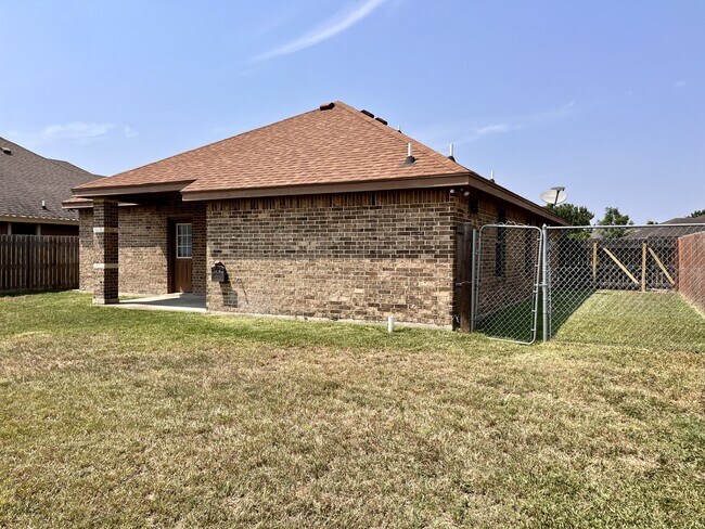 Building Photo - 302 E Gabriella Ave