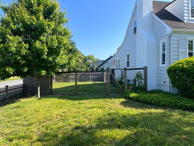 Building Photo - 3 Bedroom 2 Bath Furnished House Near Southport