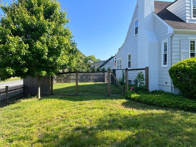 Building Photo - 3 Bedroom 2 Bath House Near Southport