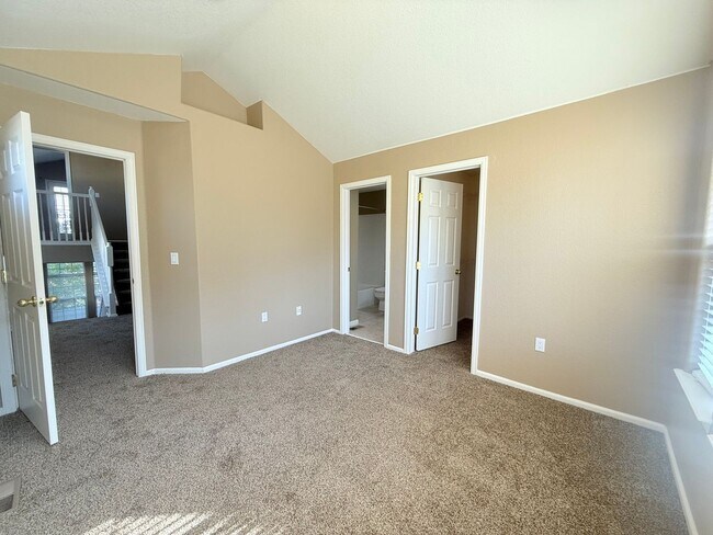 Building Photo - $O DEPOSIT OPTION. SPACIOUS 3-BEDROOM TOWNHOUSE IN KENSINGTON TOWNHOMES