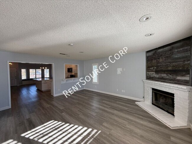 Building Photo - 1940 Simsburry St