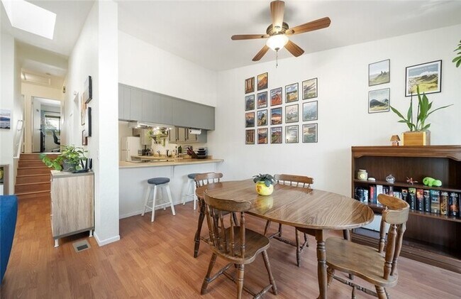 Building Photo - 2bedr 2bath Lovely light and bright condo