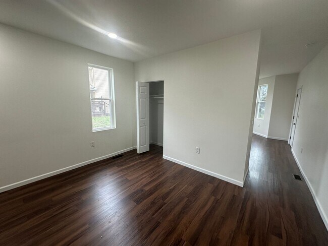 Building Photo - 315 N Maple St