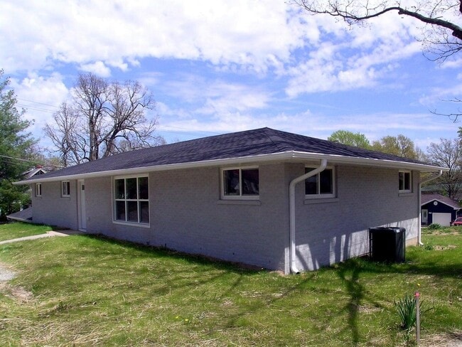 Building Photo - 424 N Clay St