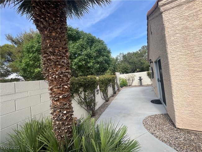 Building Photo - 9353 Buckhaven Dr