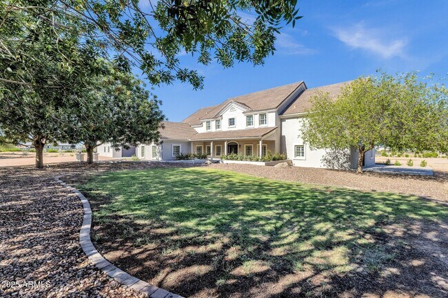 Primary Photo - 856 W Quail Cir