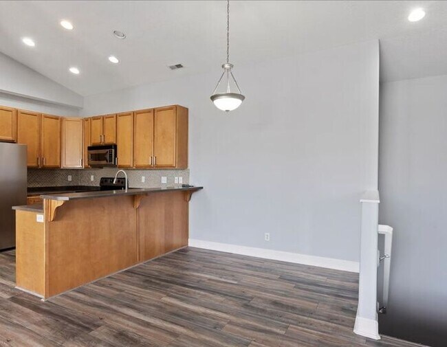 Building Photo - North Salt Lake Like New 2 bad, 2 bath 2 car garage