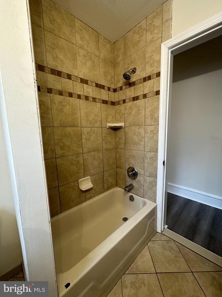Building Photo - 2525 1/2 Edgemont Street Unit