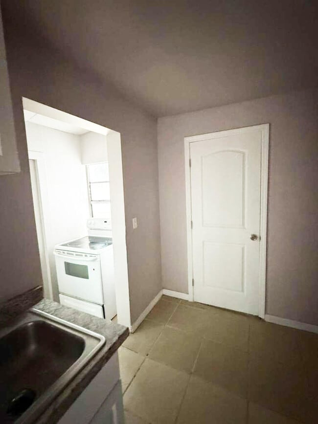 Building Photo - 701 N 9th St