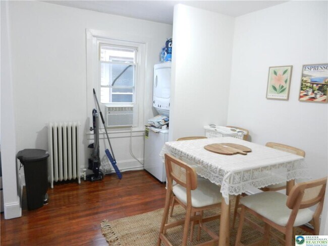 Building Photo - 1428 Center St