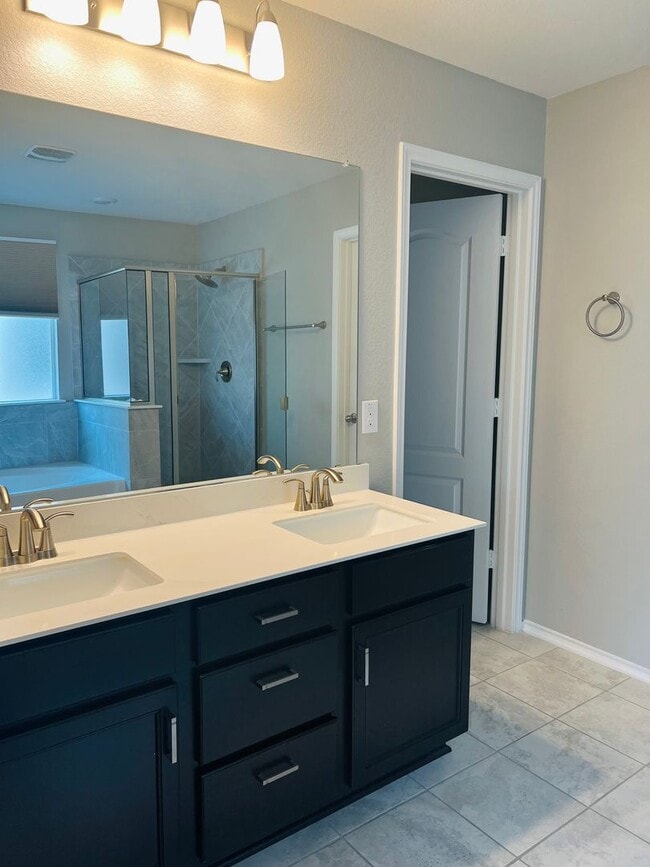 Building Photo - Tech Ridge Area Gem – Nearly 3,000 Sq Ft o...