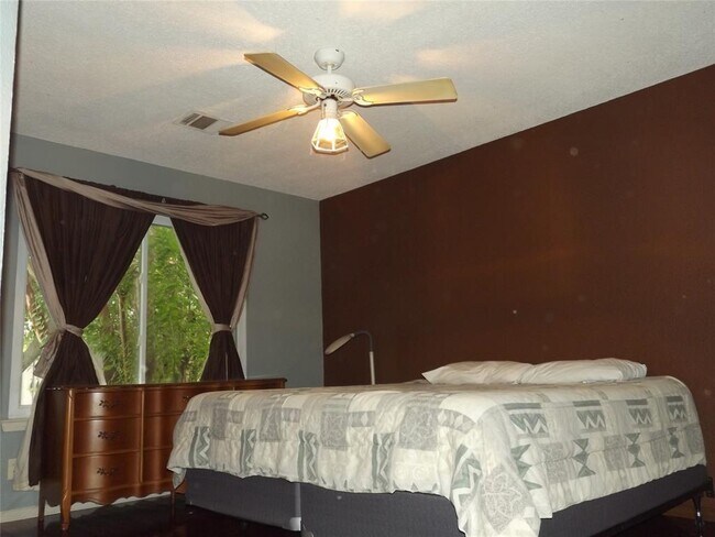 Building Photo - 804 Sunny Ln