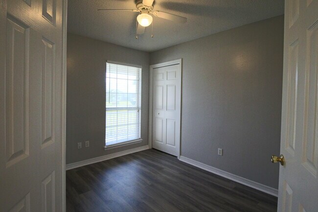 Building Photo - 414 Whirlaway Ct