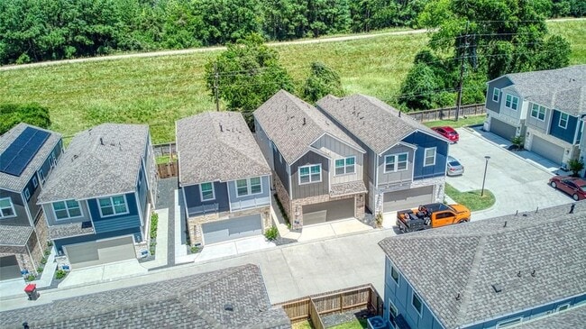 Building Photo - 16012 Oregon Oak Dr