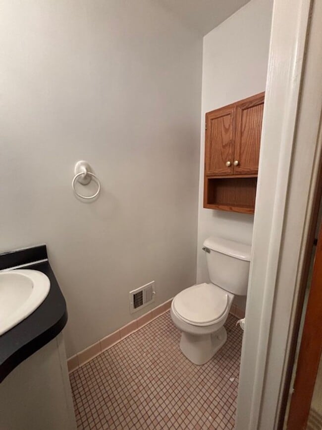 Building Photo - 3 BED, 1.5 BATH IN DOWNTOWN PLYMOUTH