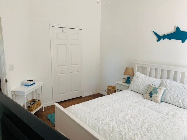 Building Photo - 993 E 13th Sq