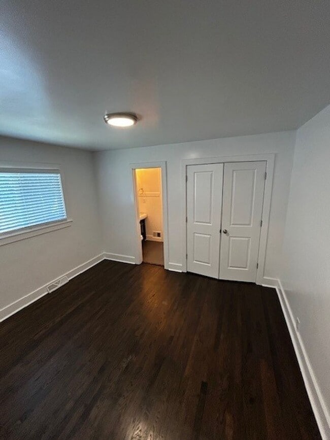 Building Photo - Rent this Gorgeous Fully Updated 3 Bd/ 1.5...