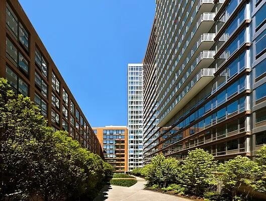 Building Photo - 450 W 17th St