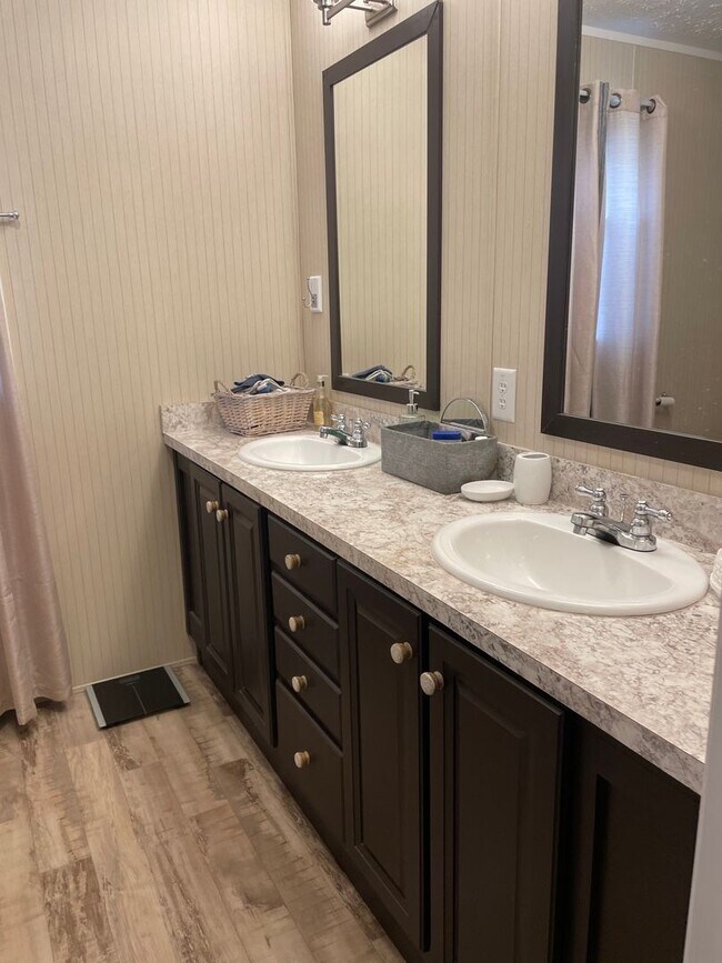 Building Photo - 3 Bedroom 2 Bath Home with large Sunroom i...