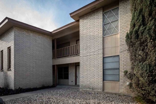 Primary Photo - 1918 Veterans Blvd