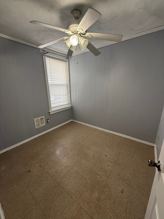 Building Photo - 3 Bedroom Home Steps to LaSalle University