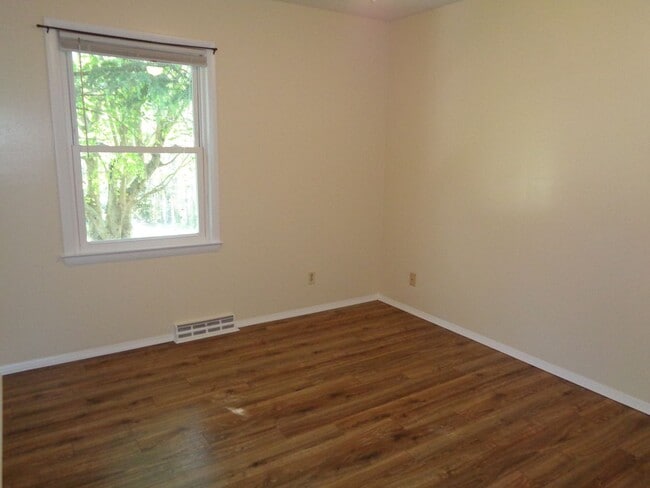 Building Photo - House for Rent-Country Club Area