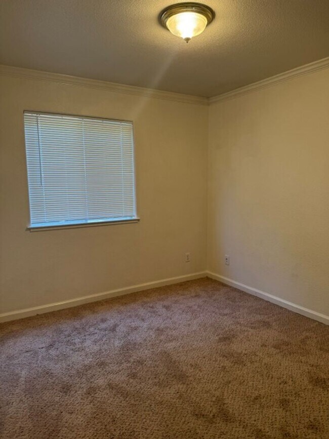 Building Photo - 3 bedroom 2 Bath House with 2 car garage in Rohnert Park