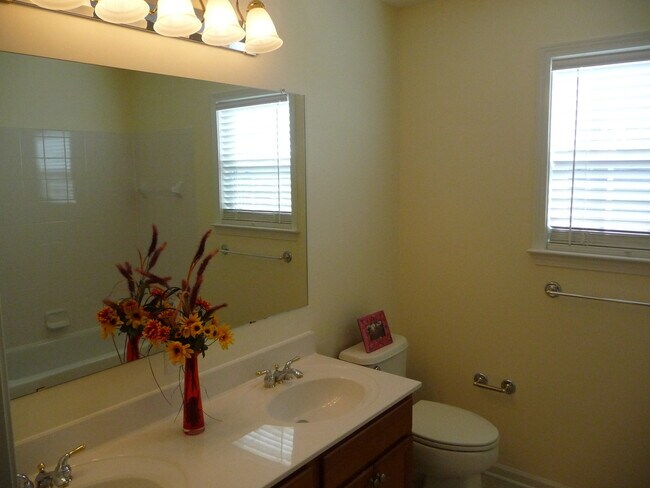 Building Photo - Executive Home!