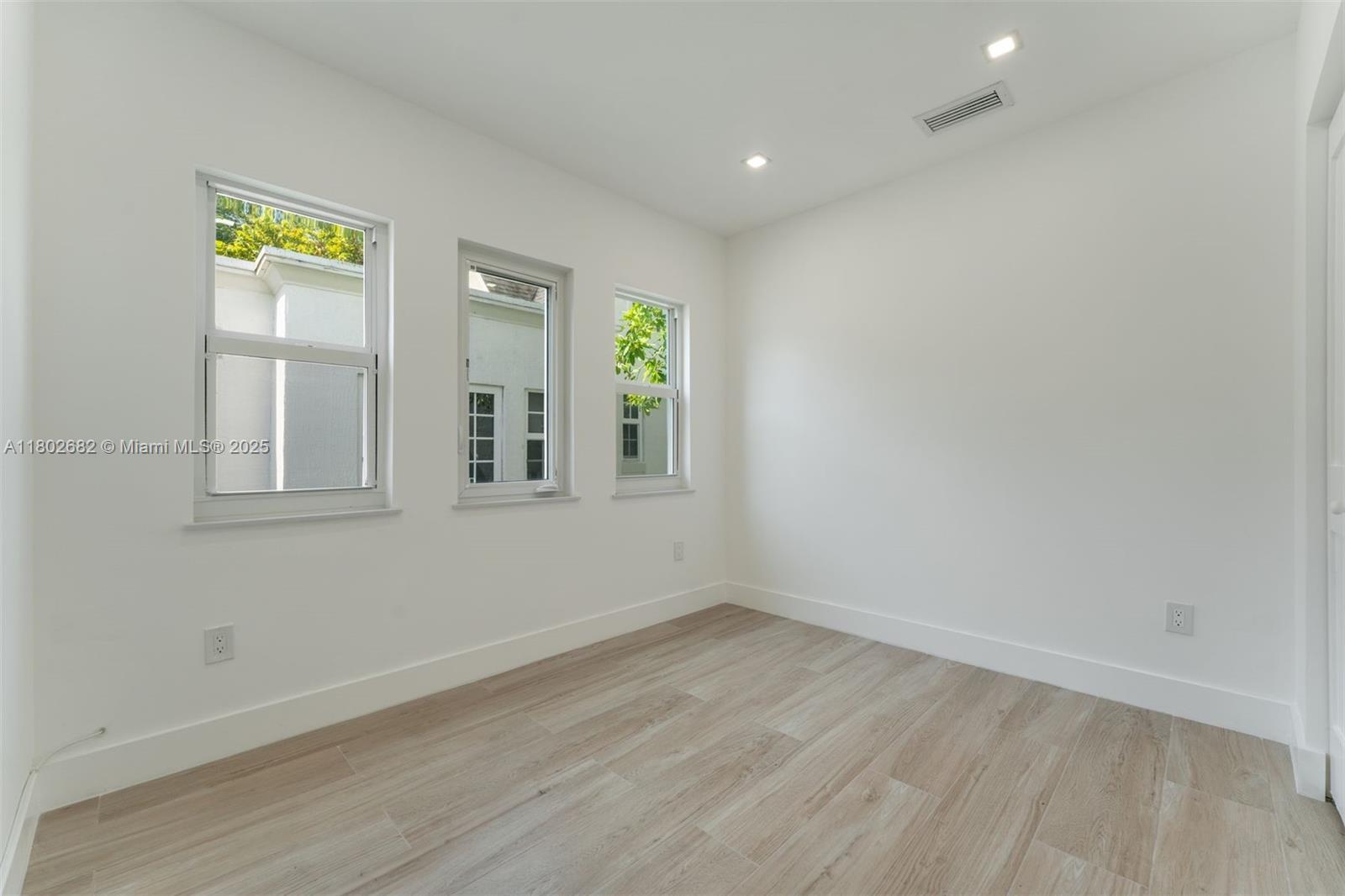 Building Photo - 3125 Paola Dr