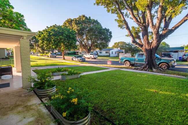 Building Photo - 954 Omar Rd