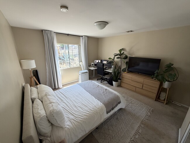 Master bedroom - 3283 Kelton Ave