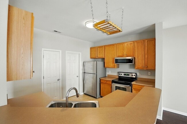 Building Photo - 2 Bedroom Townhome in Pineville!