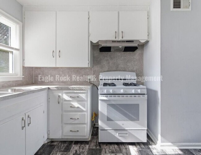 Building Photo - 4341 N Iroquois Ave
