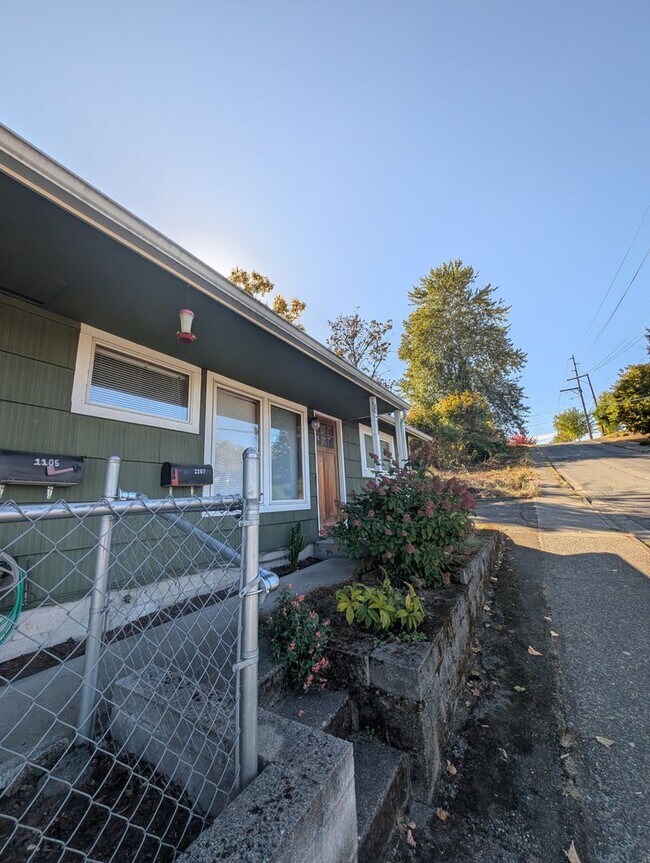 Building Photo - Well Maintained Duplex Unit in Bremerton, ...